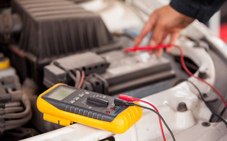Messgerät zur elektronischen Fehleranalyse an einer Fahrzeugbatterie