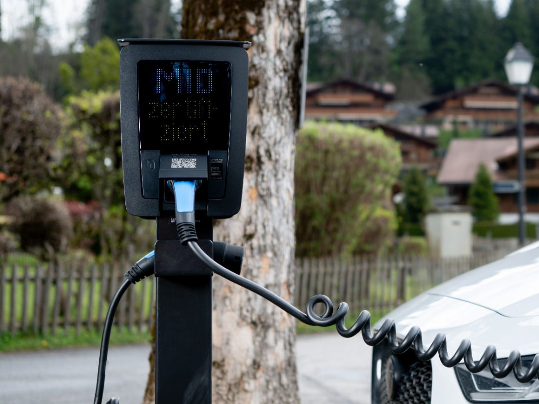Ladevorgang an einem E-Fahrzeug – E-Mobilität bei Hans Wöhrer